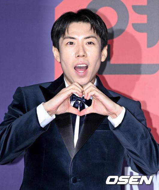 [OSEN=조은정 기자]2023 SBS 연예대상 포토월 행사가 30일 서울 마포구 상암 SBS 프리즘타워에서 열렸다.방송인 양세찬이 레드카펫을 밟으며 포즈를 취하고 있다. 2023.12.30/cej@osen.co.kr