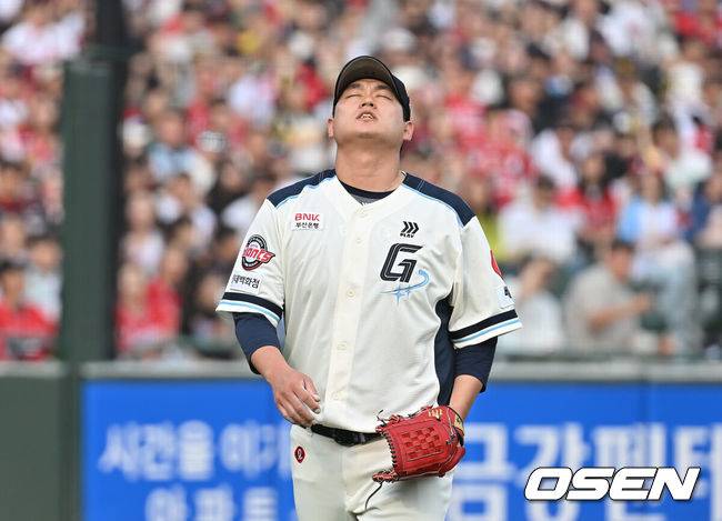 [OSEN=부산, 이석우 기자] 31일 부산 사직야구장에서 2025 신한 SOL 뱅크 KBO 리그 롯데 자이언츠와 SSG 랜더스의 경기가 열렸다. 홈팀 롯데는 나균안이, 방문팀 SSG는 전영준이 선발 출전했다.롯데 자이언츠 선발 투수 나균안이 2회초 2사 만루 실점위기에서 SSG 랜더스 최준우를 삼진으로 잡고 자신의 투구가 맘에 안드는 표정을 짓고 있다. 2025.05.31 / foto0307@osen.co.kr