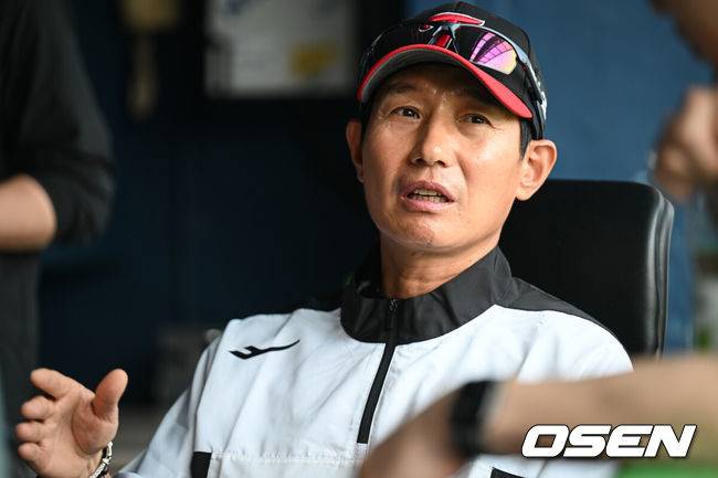 [OSEN=잠실, 조은정 기자]1일 오후 서울 잠실구장에서 ‘2025 신한 SOL Bank KBO리그’ LG 트윈스와 삼성 라이온즈의 경기가 열린다.이날 LG는 임찬규, 삼성은 레예스를 선발투수로 내세웠다.LG 염경엽 감독이 취재진 질문에 답변을 하고 있다. 2025.06.01 /cej@osen.co.kr