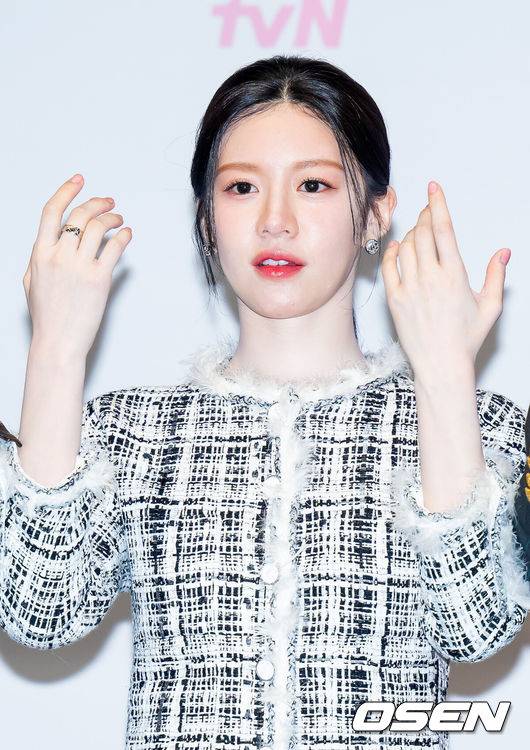 [OSEN=민경훈 기자] 10일 오후 서울 구로구 라마다 서울 신도림에서 tvN 새 토일드라마 '언젠가는 슬기로울 전공의생활'(언슬전) 제작발표회가 열렸다. ‘언젠가는 슬기로울 전공의생활(연출 이민수, 극본 김송희)’은 언젠가는 슬기로울 의사생활을 꿈꾸는 레지던트들이 성장해 나가는 과정을 담은 ‘슬기로운 의사생활’ 스핀오프 드라마. 청춘 배우 고윤정(오이영 역), 신시아(표남경 역), 강유석(엄재일 역), 한예지(김사비 역), 정준원(구도원 역)이 극 중 종로 율제병원 산부인과를 배경으로 좌충우돌 일상을 보내는 레지던트들의 성장기를 예고한다.배우 고윤정이 포즈를 취하고 있다. 2025.02.10 / rumi@osen.co.kr