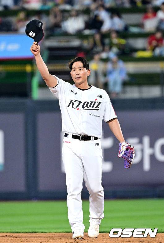 [OSEN=수원, 최규한 기자] 1일 수원 KT위즈파크에서 ‘2025 신한 SOL Bank KBO리그’ KT 위즈와 KIA 타이거즈의 경기가 열렸다.홈팀 KT는 조이현, 방문팀 KIA는 애덤 올러를 선발로 내세웠다.9회초 2사 1루 상황 은퇴식을 갖는 KT 박경수가 2루수로 출전하며 팬들에게 인사를 전하고 있다. 2025.06.01 / dreamer@osen.co.kr