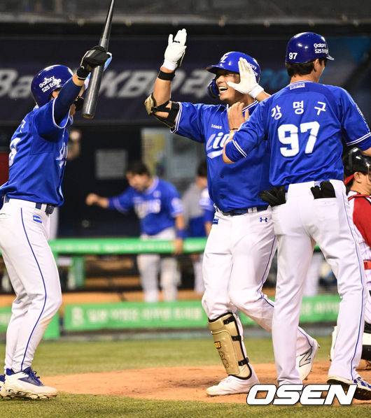 [OSEN=잠실, 조은정 기자]1일 오후 서울 잠실구장에서 ‘2025 신한 SOL Bank KBO리그’ LG 트윈스와 삼성 라이온즈의 경기가 열렸다.이날 LG는 임찬규, 삼성은 레예스를 선발투수로 내세웠다.8회초 2사 1루 삼성 김태훈이 역전 우중월 투런 홈런을 날린 뒤 양도근과 기뻐하고 있다. 2025.06.01 /cej@osen.co.kr