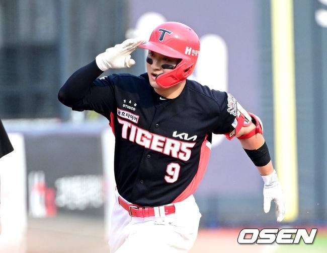 [OSEN=수원, 최규한 기자] 1일 수원 KT위즈파크에서 ‘2025 신한 SOL Bank KBO리그’ KT 위즈와 KIA 타이거즈의 경기가 열렸다.홈팀 KT는 조이현, 방문팀 KIA는 애덤 올러를 선발로 내세웠다.1회초 무사 선두타자로 나선 KIA 윤도현이 선제 좌월 솔로포를 날리고  그라운드를 돌며 기뻐하고 있다. 2025.06.01 / dreamer@osen.co.kr