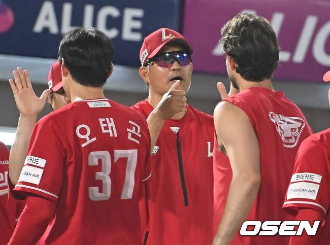 [OSEN=부산, 이석우 기자] 1일 부산 사직야구장에서 2025 신한 SOL 뱅크 KBO 리그 롯데 자이언츠와 SSG 랜더스의 경기가 열렸다. 홈팀 롯데는 이민석이, 방문팀 SSG는 앤더슨이 선발 출전했다.SSG 랜더스 이숭용 감독이 롯데 자이언츠에 4-3으로 승리한 후 선수들과 기쁨을 나누고 있다. 2025.06.01 / foto0307@osen.co.kr