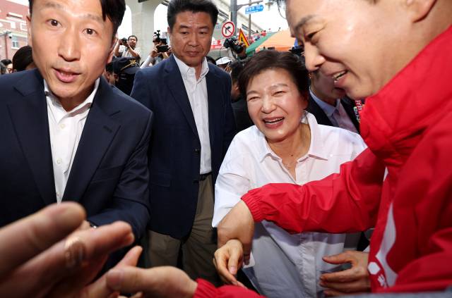 ▲박근혜 전 대통령이 31일 오후 대구 중구 서문시장을 방문해 시민들에게 인사하고 있다. ⓒ연합뉴스