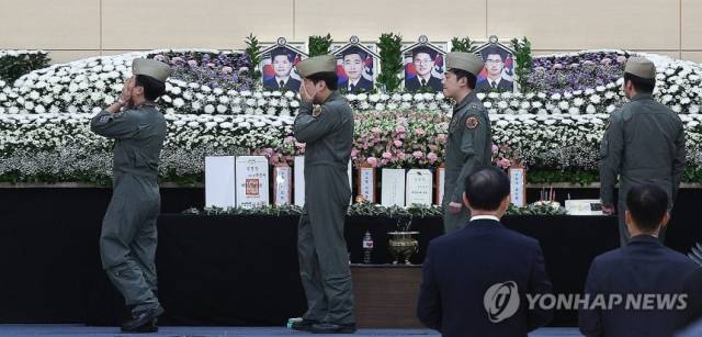 ▲포항 해군 항공사령부 체육관에 마련된 ‘해군 P-3CK 917호기 순직자 합동분향소’에서 순직 해군 장병의 동료들이 조문하고 있다. ⓒ연합뉴스 제공