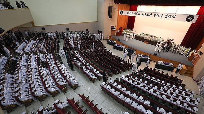 1일 경북 포항시 해군 항공사령부 강당에서 '해군 P-3CK 917호기 순직자 영결식'이 엄수되고 있다.