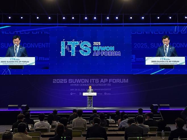 김상영 강릉시 부시장이&nbsp;수원 ITS 아태총회에서 발언하고 있다. 강릉시 제공