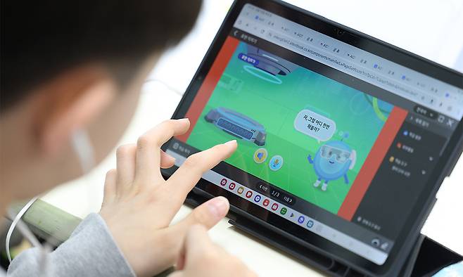 대구 달성군 가창면 용계초등학교에서 열린 인공지능디지털교과서(AIDT) 공개수업에서 초등생들이 AI 교과서로 공부하고 있다. 연합뉴스