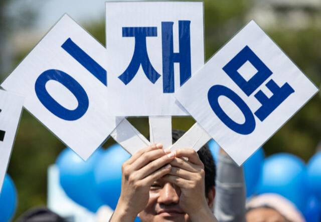 1일&nbsp;경북 안동시 용부공원에서 열린&nbsp;더불어민주당&nbsp;이재명 대선후보 유세에서 시민들이 이 후보 연설을 들으며 응원하고 있다. 뉴스1