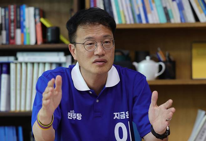 더불어민주당 중앙선거대책위원회 박주민 기본사회위원장이 1일 인터뷰에서 이재명 대선후보의 기본사회 정책 구상에 대해 설명하고 있다.이재문 기자