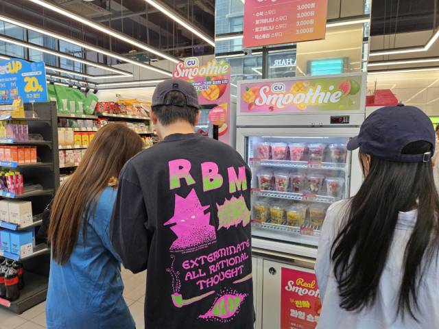 고객들이 지난달 28일 서울 강남구 BGF리테일 본사 인근에 위치한 CU BGF 사옥점에서 ‘리얼 스무디 기계’를 이용하기 위해 몰려있다. 사진 제공=BGF리테일