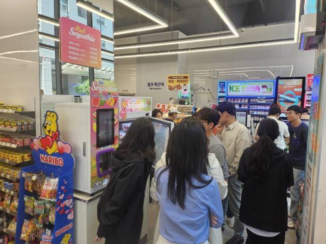 고객들이 지난달 27일 서울 강남구 BGF리테일 본사 인근에 위치한 CU BGF 사옥점에서 ‘리얼 스무디 기계’를 이용하기 위해 몰려있다. 사진 제공=BGF리테일
