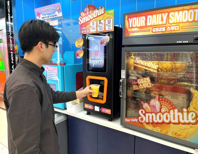 편의점 GS25는 작년 12월 국내 최초로 생과일 스무디 제조 기계를 도입해 운영 중이다. 사진 제공=GS리테일