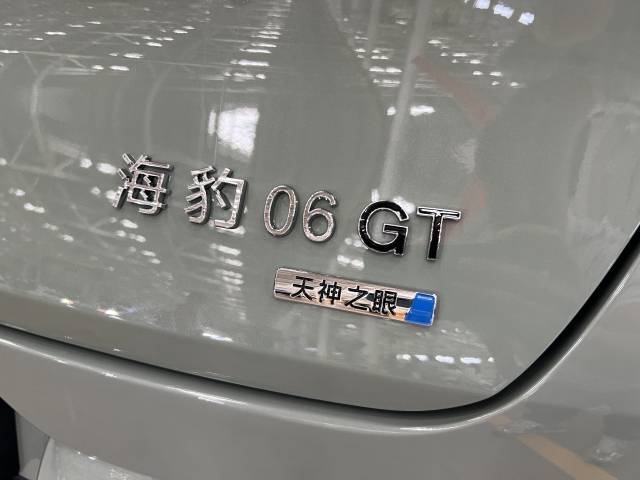 중국 산둥성 지난시에 위치한 비야디 공장에서 25일 생산된 비야디 씰(하이바오) 차량에 첨단운전자보조시스템(ADAS) 기능 '신의 눈(天神之眼)'이 장착됐음을 나타내는 마크가 붙어 있다. 김광수특파원