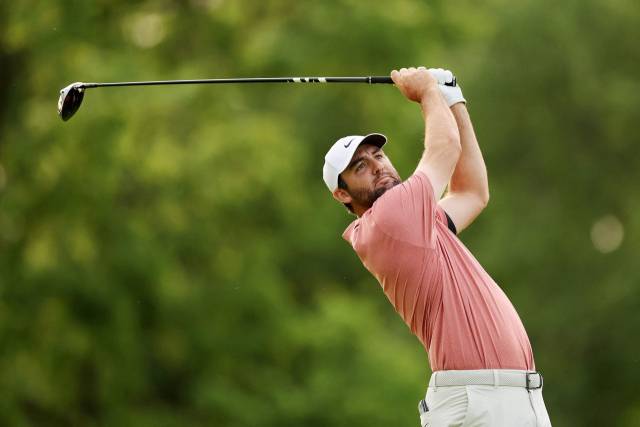 스코티 셰플러가 PGA 투어 메모리얼 토너먼트 3라운드 18번 홀에서 티샷을 하고 있다. AFP연합뉴스