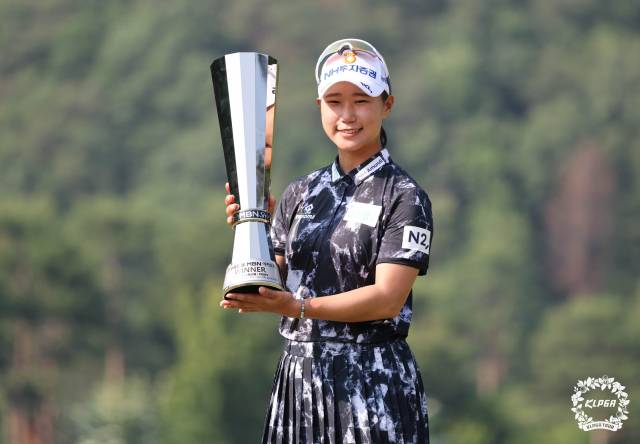트로피 들고 포즈 취하는 정윤지. 사진 제공=KLPGA