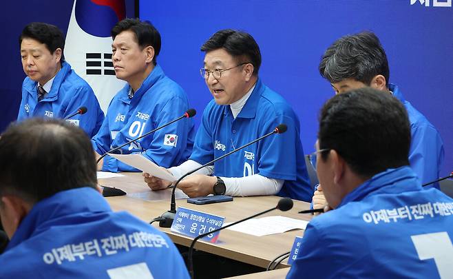 윤호중 더불어민주당 중앙선거대책위원회 총괄본부장(가운데)이 1일 서울 여의도 중앙당사에서 열린 긴급 총괄본부장단 회의에서 발언하고 있다. ⓒ연합뉴스