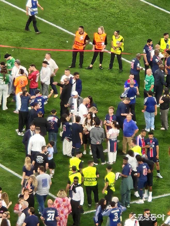 PSG 선수들이 1일(한국시간) 독일 뮌헨 알리안츠 아레나에서 열린 UCL 결승전에서 우승한 뒤 가족들과 기쁨을 함께 나누고 있다. 뮌헨(독일)｜남장현 기자