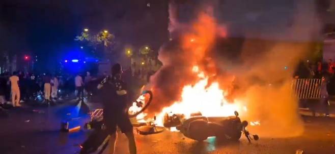 1일(한국시간) 파리 시내에서 팬들이 PSG의 UCL 우승이 확정된 뒤 난동을 피웠다. 팬들 중 일부는 방화까지 저질렀다. 사진출처｜X