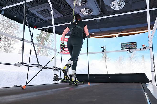 스포츠 XR 메타스페이스에서 훈련하고 있는 스키 선수. 국민체육진흥공단 제공