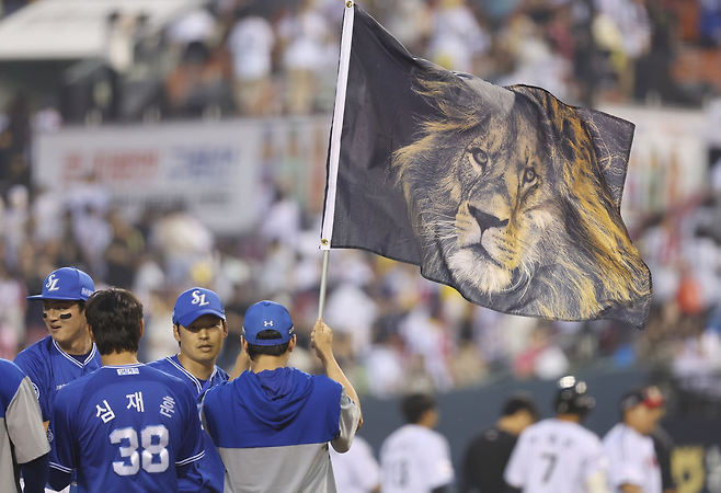 삼성 선수들이 지난 31일 잠실 LG전 이후 승리 세리머니를 하고 있다. 삼성 라이온즈 제공