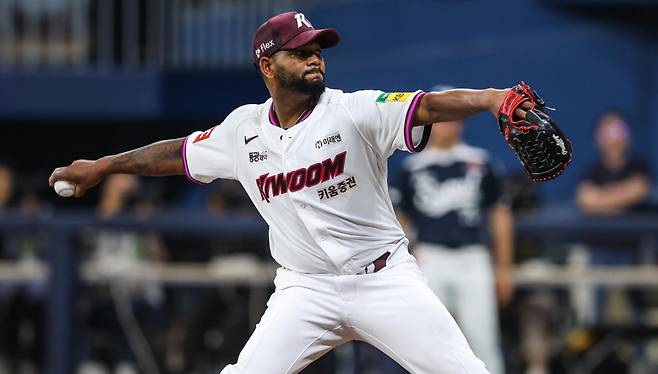 키움 알칸타라가 1일 고척 두산전에 선발 등판해 역투하고 있다. 키움 히어로즈 제공