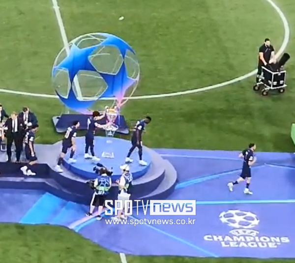 ▲ 이강인은 챔피언스리그 우승 메달을 받은 뒤 우승컵인 빅이어를 만지며 우승 시상대로 향했다.