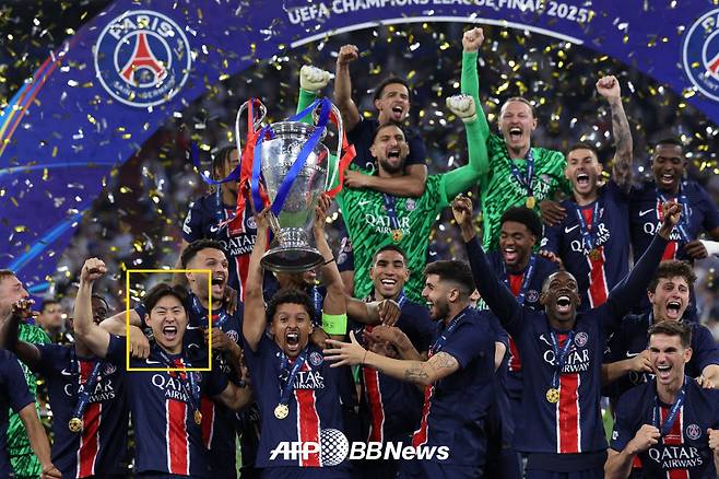 이강인(노란색 네모) 등 파리 생제르맹(PSG) 선수들이 1일(한국시간) 독일 뮌헨의 알리안츠 아레나에서 열린 2024~2025 유럽축구연맹(UEFA) 챔피언스리그 결승전에서 인터밀란을 5-0으로 대파하고 우승을 차지한 뒤 트로피 세리머니를 하고 있다. /AFPBBNews=뉴스1