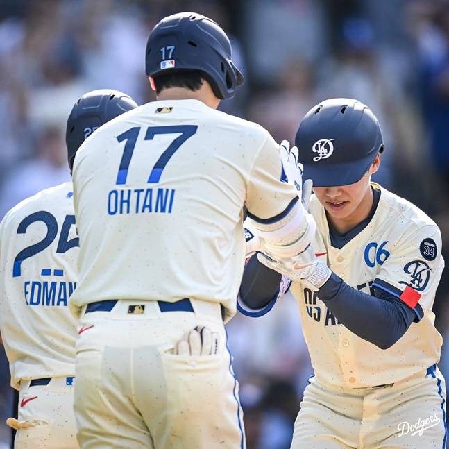 김혜성(오른쪽)이 홈런을 날린 뒤 오타니(가운데)와 하이파이브를 하고 있다. /사진=LA 다저스 공식 SNS