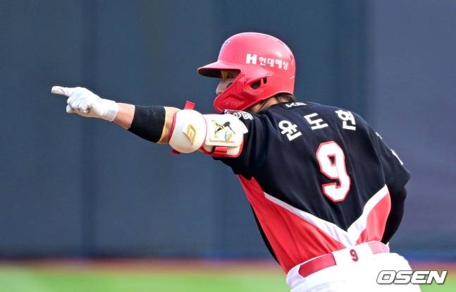 KIA 윤도현이 1일 수원 KT전 1회초 리드오프 홈런을 때려내고 있다.