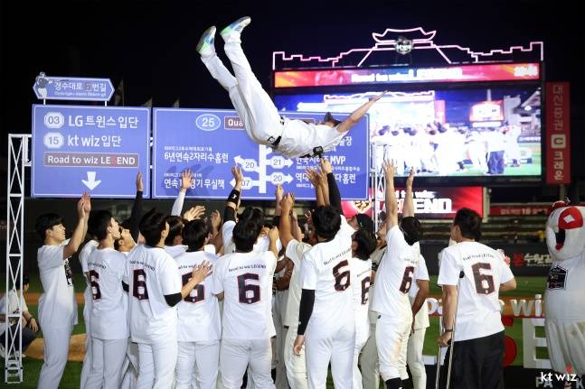 KT 선수단이 1일 수원 KIA전 종료 후 열린 박경수 은퇴식에서 헹가레를 하고 있다. /사진=KT 위즈 제공