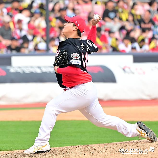 31일 오후 수원KT위즈파크에서 열린 '2025 신한 SOL Bank KBO리그' KIA 타이거즈와 KT 위즈의 경기, 8회말 KIA 조상우가 공을 힘차게 던지고 있다. 수원, 김한준 기자