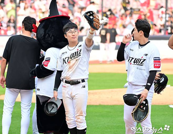 31일 오후 수원KT위즈파크에서 열린 '2025 신한 SOL Bank KBO리그' KIA 타이거즈와 KT 위즈의 경기, KT가 8회 허경민의 결승타에 힘입어 KIA에 5:1로 승리했다.  이날 경기에서 승리한 KT 선수들이 기뻐하고 있다. 수원, 김한준 기자