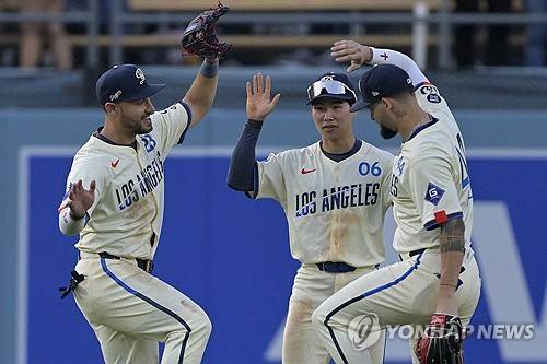 LA 다저스는 1일 미국 캘리포니아주 LA의 다저스타디움에서 열린 2025 MLB 정규시즌 양키스와 홈 경기에서 18-2로 크게 이겼다. 김혜성은 9번 타자 유격수로 선발 출전해 2회 두 번째 타석에서 시즌 2호 홈런을 터트리는 등 4타수 4안타 2타점 볼넷 1개로 다저스 입단 뒤 빅리그 최고의 활약을 펼쳤다. 1회 볼넷을 고른 김혜성은 2회 투런포를 쏘아올리더니 이후 안타 2개와 2루타 한 개를 뽑아냈다. 더블플레이를 유도하고 중견수로 이동한 뒤엔 애런 저지를 보살로 잡아내는 등 수비에서도 빼어난 활약을 펼쳤다. 연합뉴스