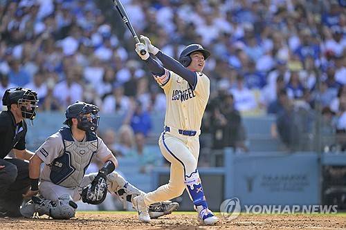 LA 다저스는 1일 미국 캘리포니아주 LA의 다저스타디움에서 열린 2025 MLB 정규시즌 양키스와 홈 경기에서 18-2로 크게 이겼다. 김혜성은 9번 타자 유격수로 선발 출전해 2회 두 번째 타석에서 시즌 2호 홈런을 터트리는 등 4타수 4안타 2타점 볼넷 1개로 다저스 입단 뒤 빅리그 최고의 활약을 펼쳤다. 1회 볼넷을 고른 김혜성은 2회 투런포를 쏘아올리더니 이후 안타 2개와 2루타 한 개를 뽑아냈다. 더블플레이를 유도하고 중견수로 이동한 뒤엔 애런 저지를 보살로 잡아내는 등 수비에서도 빼어난 활약을 펼쳤다. 연합뉴스