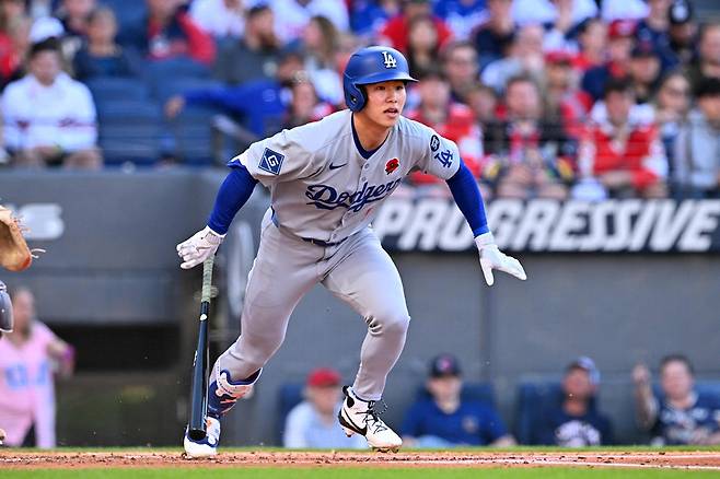 LA 다저스는 1일 미국 캘리포니아주 LA의 다저스타디움에서 열린 2025 MLB 정규시즌 양키스와 홈 경기에서 18-2로 크게 이겼다. 김혜성은 9번 타자 유격수로 선발 출전해 2회 두 번째 타석에서 시즌 2호 홈런을 터트리는 등 4타수 4안타 2타점 볼넷 1개로 다저스 입단 뒤 빅리그 최고의 활약을 펼쳤다. 1회 볼넷을 고른 김혜성은 2회 투런포를 쏘아올리더니 이후 안타 2개와 2루타 한 개를 뽑아냈다. 더블플레이를 유도하고 중견수로 이동한 뒤엔 애런 저지를 보살로 잡아내는 등 수비에서도 빼어난 활약을 펼쳤다. 연합뉴스