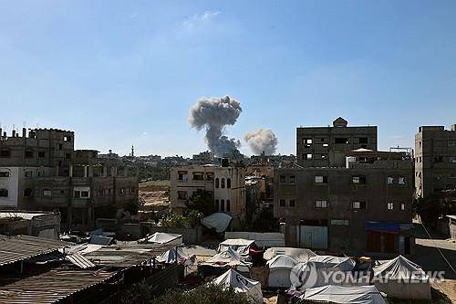 이스라엘군 공습으로 연기 피어오르는 가자지구 [AFP 연합뉴스 자료사진. 재판매 및 DB 금지]
