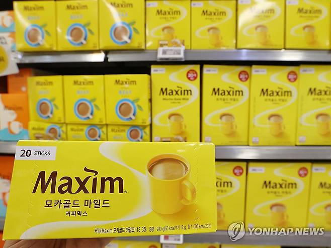 동서식품 커피 제품 가격 인상 (서울=연합뉴스) 이재희 기자 = 동서식품은 오는 30일부로 맥심 모카골드 등 커피믹스 제품과 카누 아메리카노 등 인스턴트 원두커피 출고 가격을 평균 9% 올린다고 밝혔다. 동서식품의 제품 가격 인상은 지난해 11월 이후 6개월 만이다. 사진은 23일 서울의 한 대형마트에 진열된 동서식품의 커피 제품. 2025.5.23 scape@yna.co.kr