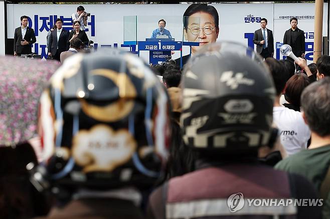 유세 지켜보는 배달라이더 (인천=연합뉴스) 김주성 기자 = 더불어민주당 이재명 대선 후보가 21일 인천광역시 부평역 북광장에서 열린 집중유세에서 연설하는 가운데 한 배달라이더가 헬멧을 착용한 채 유세를 지켜보고 있다. 2025.5.21 [공동취재] utzza@yna.co.kr