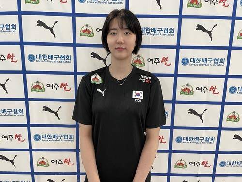 대표팀 출국에 앞서 취재진과 인터뷰하는 강소휘  [연합뉴스 자료 사진]