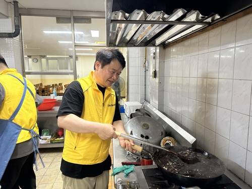 짜장면 봉사하는 김광희 사무관 [김광희씨 제공.재판매 및 DB 금지]