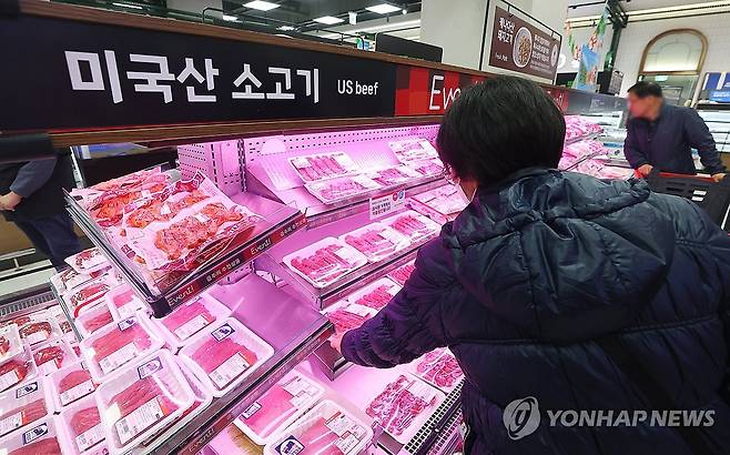 미, 수입소고기 30개월 월령 제한 지적 (서울=연합뉴스) 진연수 기자 = 미국 트럼프 행정부는 '상호관세' 발표를 앞두고 미국산 소고기 수입 월령제한 등을 '비관세 무역장벽'으로 간주하며 사실상 시정을 요구하고 나섰다. 미국 무역대표부(USTR)이 공개한 '2025 국가별 무역장벽보고서'(NTE보고서)에 2008년 한미간 소고기 시장 개방 합의 때 한국이 월령 30개월 미만 소에서 나온 고기만 수입하도록 한 것을 "과도기적 조치"로 규정하며 "16년간 유지됐다"고 비판했다.
    사진은 1일 서울의 한 대형마트 미국산 소고기 판매대. 2025.4.1 jin90@yna.co.kr