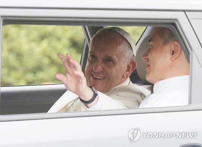 궁정동 대사관 향하는 프란치스코 교황 (서울=연합뉴스) 2014년 8월 14일 한국에 도착한 프란치스코 교황이 차량에 탑승해 서울 청와대 분수대 앞에서 종로구 궁정동 주한 교황청대사관으로 향하며 시민들에게 손을 흔들고 있다.     2014.8.14 seephoto@yna.co.kr