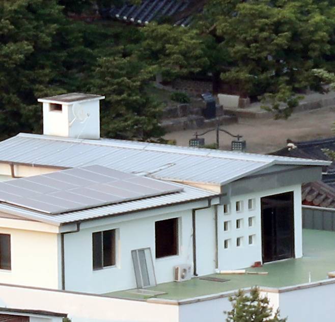 빈집으로 남은 주한교황대사관 건물 (서울=연합뉴스) 이세원 기자 = 5월 28일 서울 종로구 궁정동 소재 주한교황대사관 건물의 옥탑 부분의 창문 등이 분리된 상태로 놓여 있다. 대사관은 사무소를 서울 서초구로 임시 이전한 상태다.