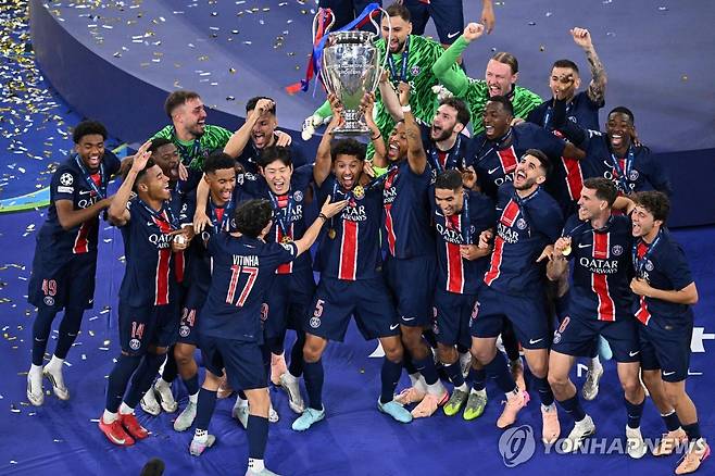 동료들과 기쁨 나누는 이강인 [AFP=연합뉴스]