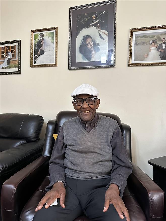 자택 거실 소파에 앉은 스테파노스 참전용사회장 (아디스아바바=연합뉴스) 김성진 기자 = 지난달 29일(현지시간) 에티오피아 수도 아디스아바바의 자택 소파에 앉아 사진 촬영에 응하는 스테파노스 게브레메스켈 이마므 한국전 참전용사협회장. 뒷벽 사진은 자녀들 결혼 사진. 2025. 6. 1 sungjin@yna.co.kr