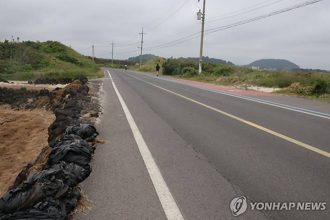 김녕사구를 가로지른 해안도로 [촬영 고성식]