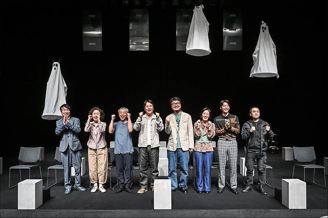 지난달 30일 서울 세종문화회관 S씨어터에서 열린 연극 '유령' 프레스콜에 참석한 고선웅 연출(왼쪽 맨 끝)과 출연배우들.[세종문화회관 제공. 재판매 및 DB 금지]