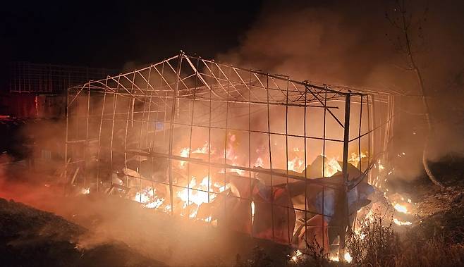 불이 난 김제 버섯재배사 [전북자치도소방본부 제공. 재판매 및 DB 금지]